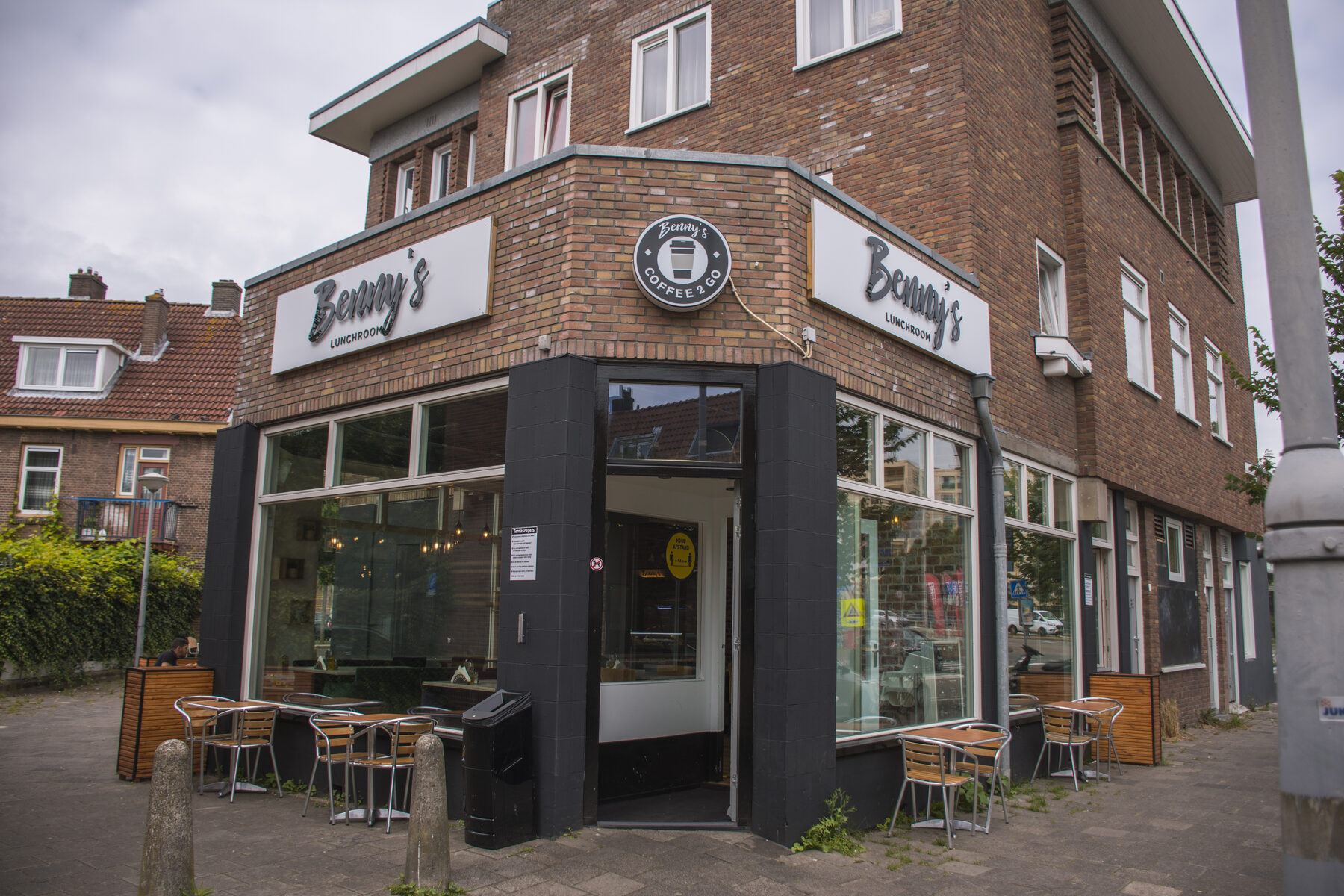 Het hoekpand van Benny's Lunchroom aan de Hagedoornweg met terras